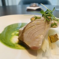 TOKi - ①【冷前菜：分解再構築、勘八、春菊、白菜】
                    ※ カンパチのしゃぶしゃぶ、春菊のソース、フレッシュ白菜+林檎+柿酢のゼリー添え