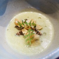 TOKi - ②【温前菜：冬の香りのソパ、土の香りの芋】
                      ※ 大和太葱+蟹出汁のスープ、炙り雲子、菊芋、トリュフ油の香り