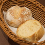 BRASSERIE LE VIN - 100%ビーフハンバーグステーキ 1450円 のパン2種類