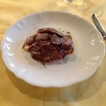 R Valentino - 牛肉のカルパッチョソテー。下にお豆があります。