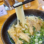 葉隠うどん - ごぼううどん(税込480円)
            饂飩は自家製で10kgずつ足踏みで練り、生地を1日寝かせてから機械で平たく延ばし、機械で切ってから茹でており、コシは無くフニャフニャとした食感だがしっとりと旨みがあります