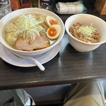 ROOTS - 塩ワンタン麺に煮玉子トッピング♪ それにチャー丼！