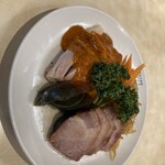 Keitokuchin - 中華前菜4種(窯焼きチャーシューの冷菜、くらげの冷菜、ピータンの冷菜、蒸し鶏四川胡麻辛子ソース掛け)