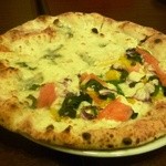 プルチーノ - ハーフ&ハーフのピザでモッツァレラ、トマト、季節野菜の入ったオルトラーナとモッツァレラ、タレッジョ、ゴルゴンゾーラのグラーナバダードのピザ