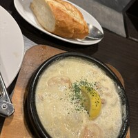 リザラン 新橋店 - 海老のピルピル（クリーミーなアヒージョ）とバケット