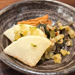 呑兵衛 - お通し。味付け濃いめでお酒に合う