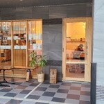 Shimaji coffee roasters - JR広島駅から徒歩8分の「shimaji coffee roasters(シマジ・コーヒー・ロースター)」さん
                        2018年開業、男性スタッフ1人と女性スタッフ1人の2名体制