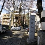 玉笑 - 近くの「穏田神社」の木立が目印。