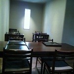 玉笑 - シンプルな店内。