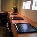 玉笑 - 明るいカウンター席。