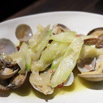 高円寺アッカ - アサリとセロリのワイン蒸し