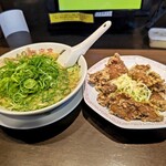 Ramen Rairai Tei - こってりラーメン(850円)と、牛レバーの揚物(550円)。