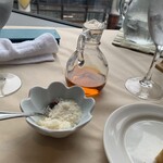 グラナータ - オリーブオイル（辛味）と粉チーズ