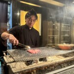 炭火と酒 竹蔵 大井町店 - 炭火焼きは余分な水分が出ない為、食材が湿っぽくならず炎を出さないので表面を焦がさずパリッと焼け、中までふっくらと柔らかく焼き上がります。