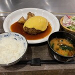 ステーキハウス 牛の松阪 - また来てしまいました牛の松阪さんです。そしていつものチーズハンバーグ300g、焼き加減はレアです。