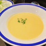 ル・モンド 新宿店 - セットのコーンスープとサラダ