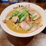 Ramen Jin - 大きくカットしたネギがトッピングしてあります。（2024.2 byジプシーくん）