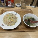 れんげ食堂 Toshu - 料理写真:先に炒飯とスープが到着　餃子が揃うのが待ちきれないので先に食べ始めます