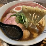 麺や凛 - 麺は自家製の太平打ちストレート麺。