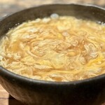 山元麺蔵 - 溶き卵は2回に分けて流し入れる