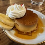 ラ・テイエ - ミニプリンには生クリーム、イチゴ、バナナも添えられている
