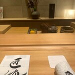 Sushi Takumi - 今宵の設え。センターポジションに可愛らしく着席。