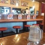 Ramen Daigaku Saku Inta- Ten - 店内 我们坐在桌子旁