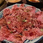肉料理 安田 - “赤身”。本日は“イチボ”に近い部位とか。サシが多い肉質と思いきや、焼くと脂身はどこかへ消えて豊潤で極めて柔らかな食感になります。正に最強の鉄板焼肉！