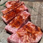 肉料理 安田 - “特上ヒレ”。お箸でジワッと切れます。正に“赤身”と双璧の味わい！無茶苦茶な美味さがエグいです！