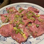 肉料理 安田 - “タンガーリック”。コレまた桜色、美しい！脂っぽさはタン刺しと同じく全く無し。シコシコ感とガーリックの風味相まって至上の味わい！