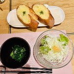 トンカツ・トンしゃぶ ケンボロー - ガーリックトースト　定食の小鉢とサラダ