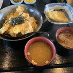 天屋喜助 - 三種天とじ（えび２、いか、とり２）９５０円　きす天２００円