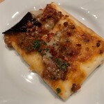 ボーノ - 茄子入りボロネーゼのピザ　近景