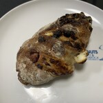 パン工房クルール - クルミ＆Ｗベリー＆クリームチーズ　３２０円