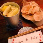 大衆酒場 家利伊頭 - お通しはえびせん。