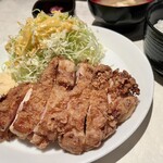 Deep-fried chicken thigh marinated in soy sauce and koji set meal