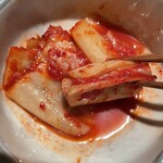 肉料理 安田 - “キムチ”。ご主人が漬けられた自家製。甘さがあるのに辛さがジワジワっと。箸休めにサイコーです。