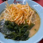 Kuruma Ya Ramen - 味噌のスープともやし辛口のネギ絶妙です
