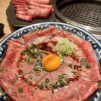 個室焼肉 さんびょうし 別邸 - 和牛炙りユッケ