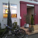 グリーティング - 店内から暖かい光がもれてます。