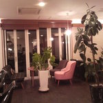 グリーティング - 夜の店内。