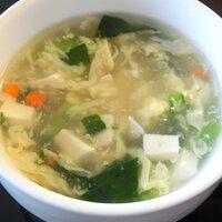 美林華飯店 - 牛肉細切りかけご飯 1000円 の具沢山餡かけ玉子スープ