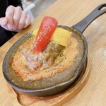 ウブントゥ - 【岩塩カレーハンバーグドリア ￥942】スキレットで最後までアツアツのドリア！