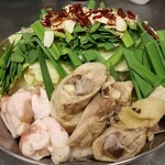 UshiGoya - 博多水炊き風もつ鍋！ホロホロ骨付き鶏もも肉入り