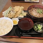 Sobadokoro Takamatsu - 野菜天ぷら定食890円　ボリューム！