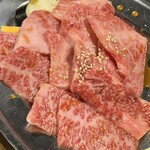 黒毛和牛焼肉と本格もつ鍋 山樹 - 