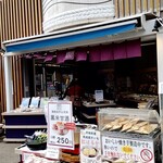 Kamakura Akimoto - 店頭には串に刺したきゅうりなど食べ歩き用フードも♡