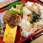 イオン - 料理写真:「海・里山いかす メカジキめし弁当」。498円+税。
