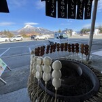 ドライブイン 湖柳 - 磐梯山と団子