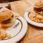 CRUZ BURGERS & CRAFT BEERS - 